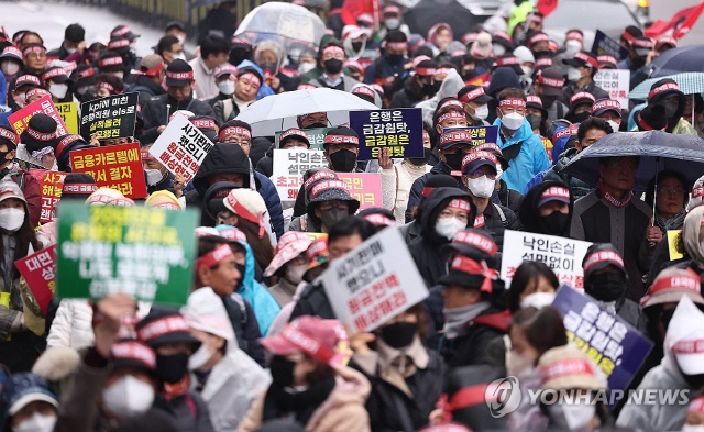 지난 3월 29일 오후 서울 여의도 KB국민은행 본점 앞에서 홍콩지수ELS피해자모임 회원들이 '대국민 금융사기 규탄 집회'를 하고 있다. [연합뉴스]